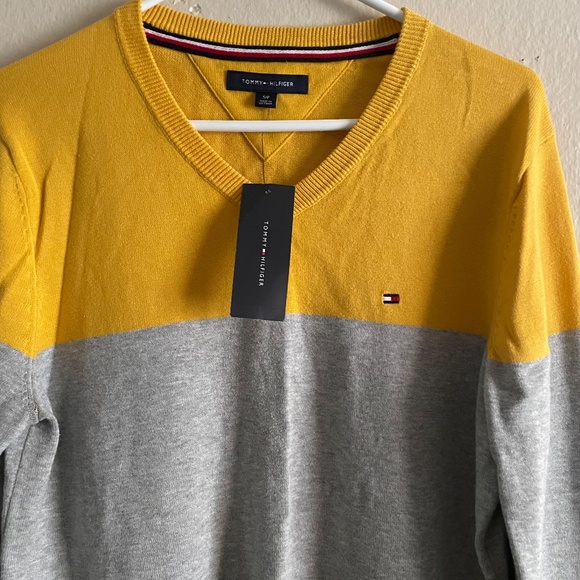 TOMMY HILFIGER V NECK SWEATER - Picture 4 of 5